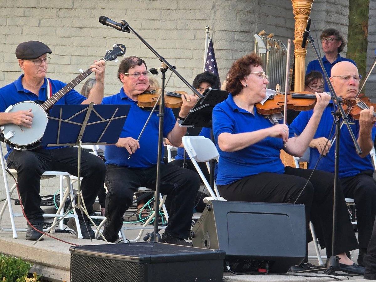 svorchestras's tweet image. The Simi Valley Community Orchestra &amp;amp; Choir, led by Joseph Metcalfe, performed for the International Day of Peace with solos by Isaac Arias, Katie Garibaldi &amp;amp; Dave Brisley. Next up for our Community groups: free concert Oct 3 at LDS Church on Sinaloa! (Close-up 📸 by SV Acorn 🙏🏼)
