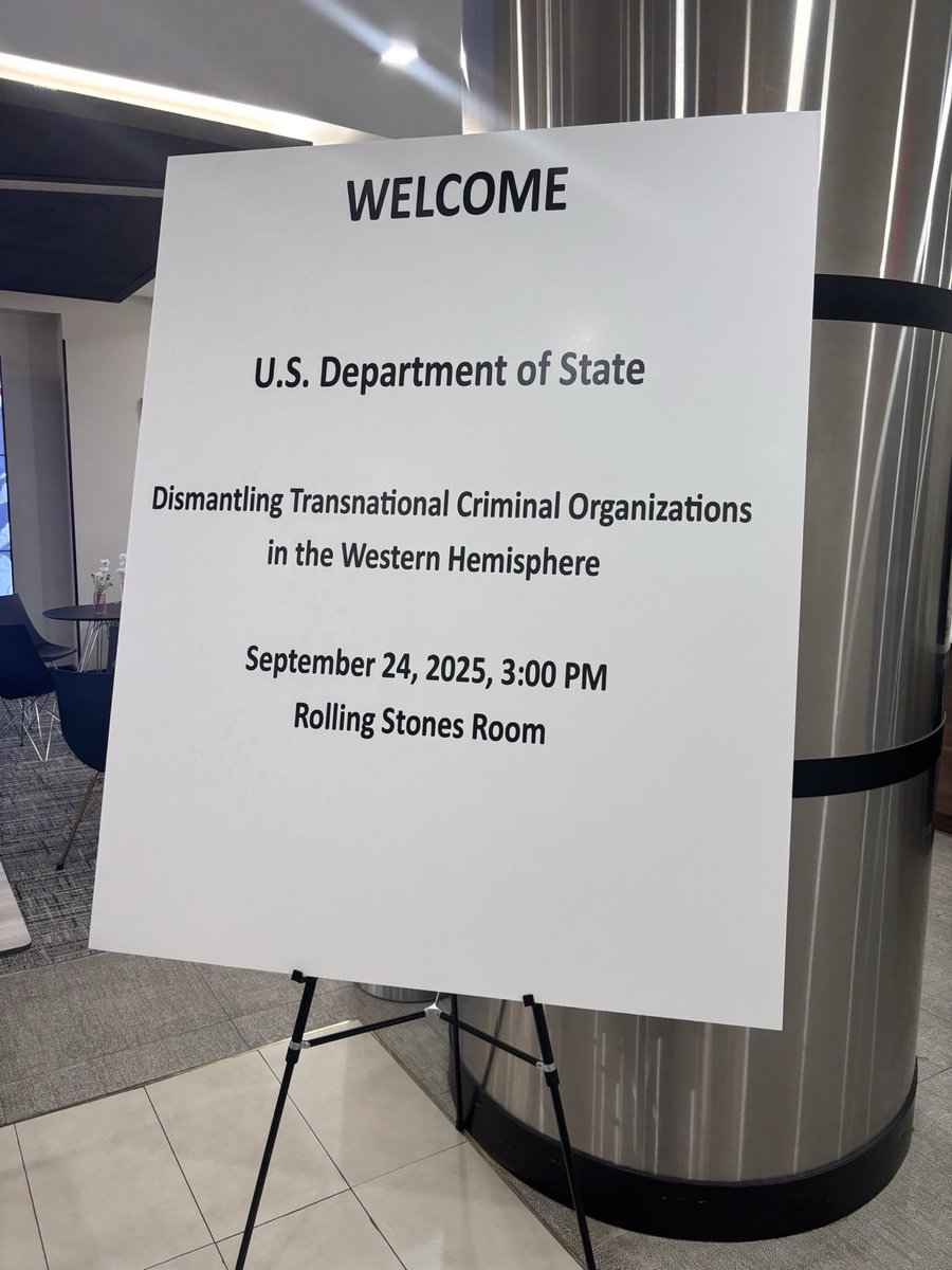 DIFUNDELOYA's tweet photo. 🚨 ¡ÚLTIMA HORA VENEZUELA! 🚨🇻🇪

LO ÚLTIMO 🚨 El Departamento de Estado 🇺🇸 realizó un evento en Nueva York sobre el "desmantelamiento del crimen transnacional en el hemisferio occidental" y llenó la sala con los afiches de recompensa del régimen venezolano. https://t.co/p7FVbgxZ5C