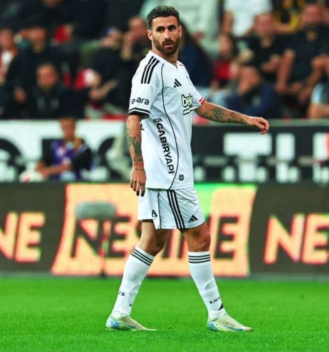 🔥RAFA SILVA

- İkili mücadele kaybetmedi. 
- Rakip ceza sahasında en çok topla buluşan isim. 
- En çok kilit pas atan isim. 
- En çok gol girişiminde bulunan futbolcu. 
- Kariyerindeki ilk hat trick.