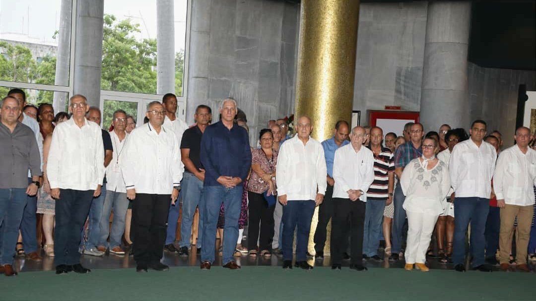 DrRobertoMOjeda's tweet photo. En una inequívoca muestra de que está #CubaConVenezuela, junto a @DiazCanelB firmamos el libro que simboliza el respaldo de las cubanas y cubanos a la Revolución Bolivariana, al legítimo presidente de #Venezuela, @NicolasMaduro y a la fusión popular, militar y policial. https://t.co/8iYTfeYezj