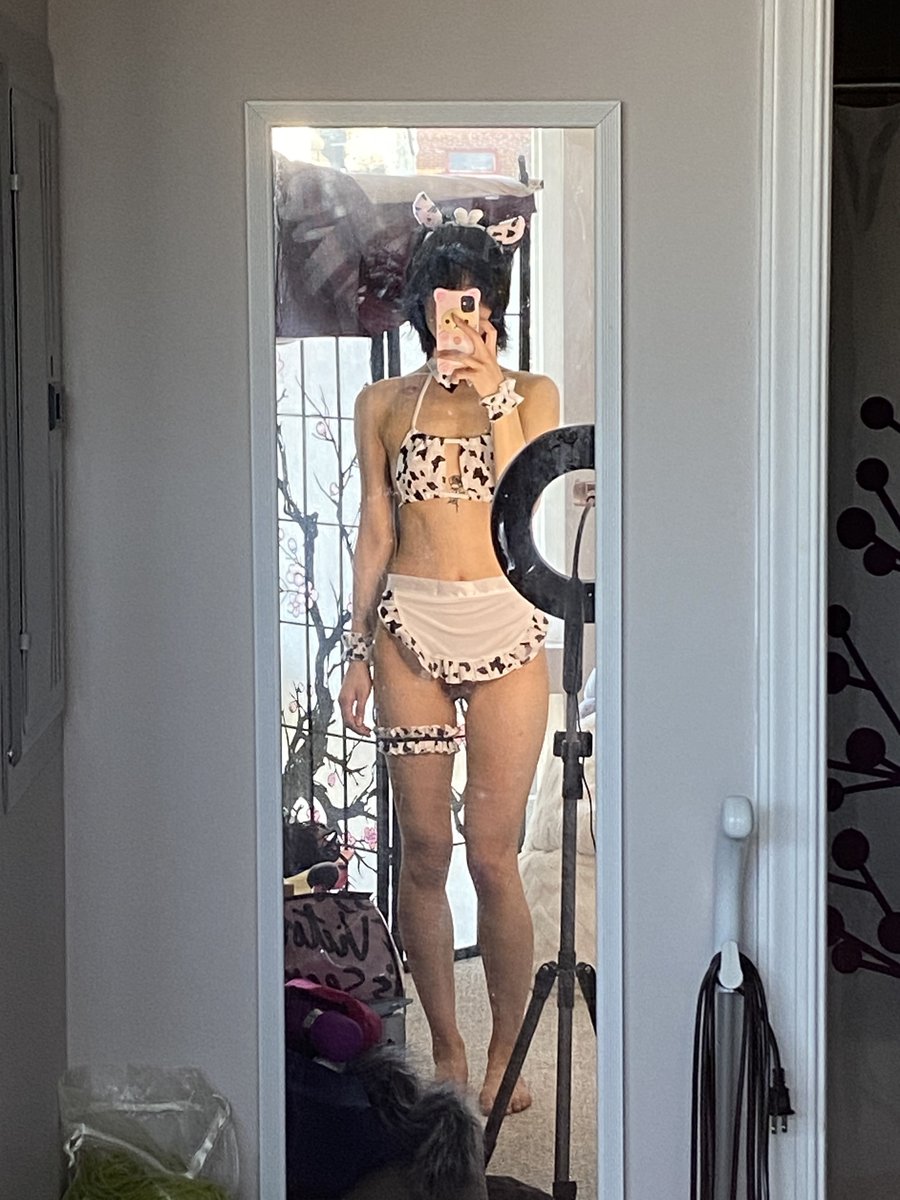 Is anyone looking for a personal cosplayer? 🥰 https://t.co/YtKovWD8JE