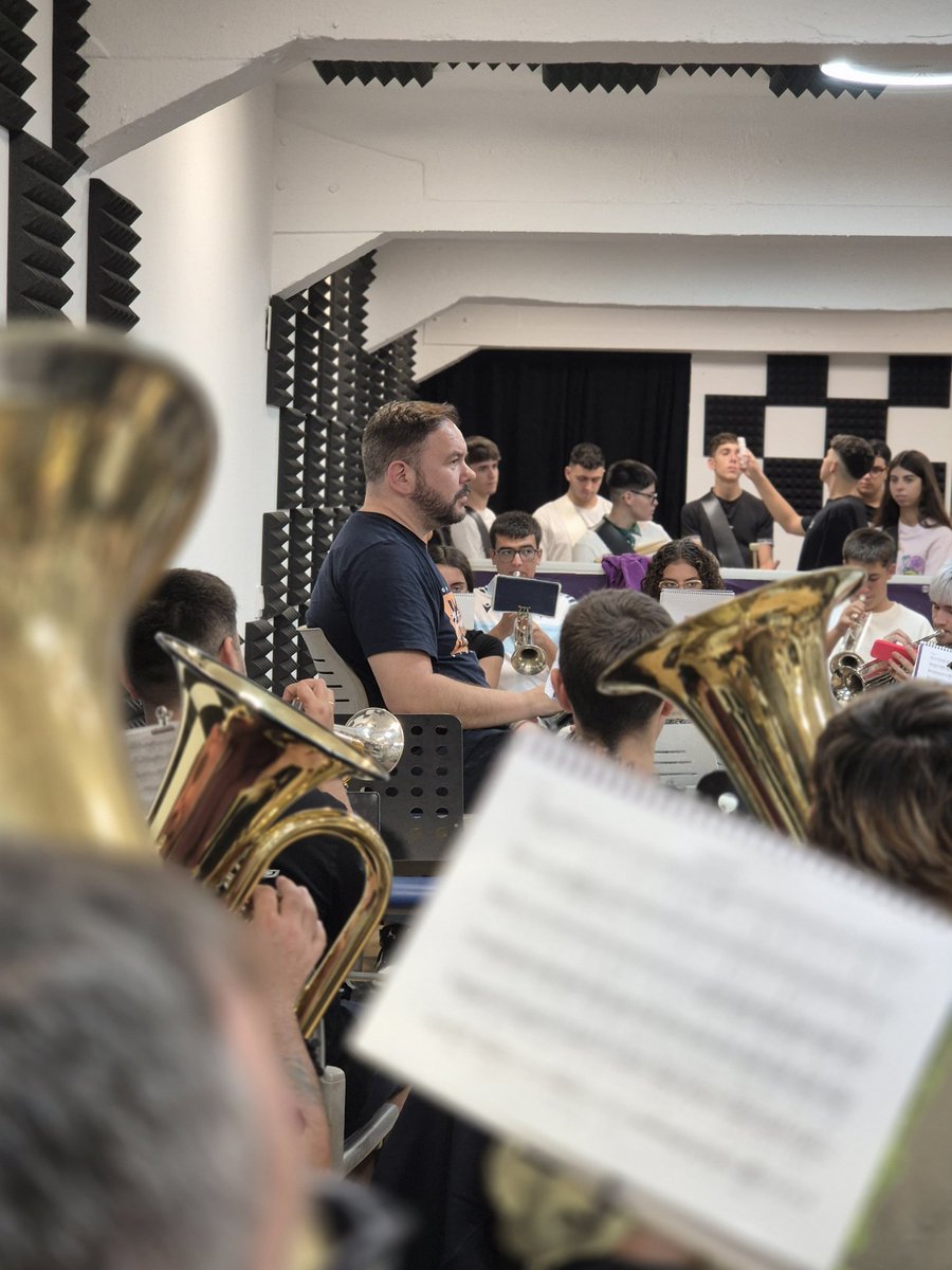 Dirigiendo una noche de ensayos con mi gente de <a href="/amlasaludcadiz/">A.M. La Salud • Cádiz</a>