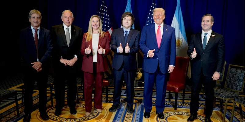 ❗Milei ata el destino del país a Estados Unidos.

Entrega soberanía, recursos y futuro: litio, Vaca Muerta, agua, energía, hasta la Patagonia en riesgo de base militar yankee.

Argentina no es colonia.