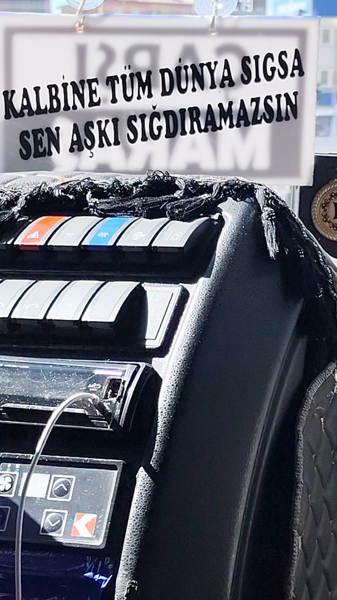 Kalbine tüm dünya sığsa sen aşkı sığdıramazsın.