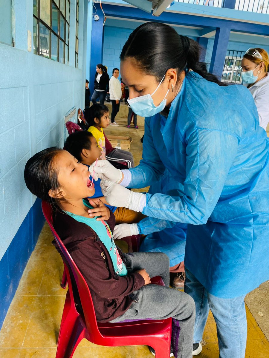 #Funcafé en coordinación con el Ministerio de Salud Pública y Asistencia Social -MSPAS- llevó a cabo una jornada de aplicación de flúor a estudiantes de la Escuela Oficinal Rural Mixta de la comunidad cafetalera La Montaña, La Libertad, promoviendo así la salud bucal 🪥