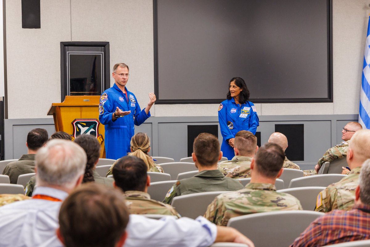 EdwardsAFB's tweet photo. Visit by @AstroHague and Sunita Williams reflects growing space test activity at Edwards. 

With @USSpaceForce investment, #USAF Test Pilot School gains new #tech and infrastructure; 'Space Test Course' to become formal masters degree in January. #AFMC 

https://t.co/QXLQVHAz2g https://t.co/wfiEtUVFoM
