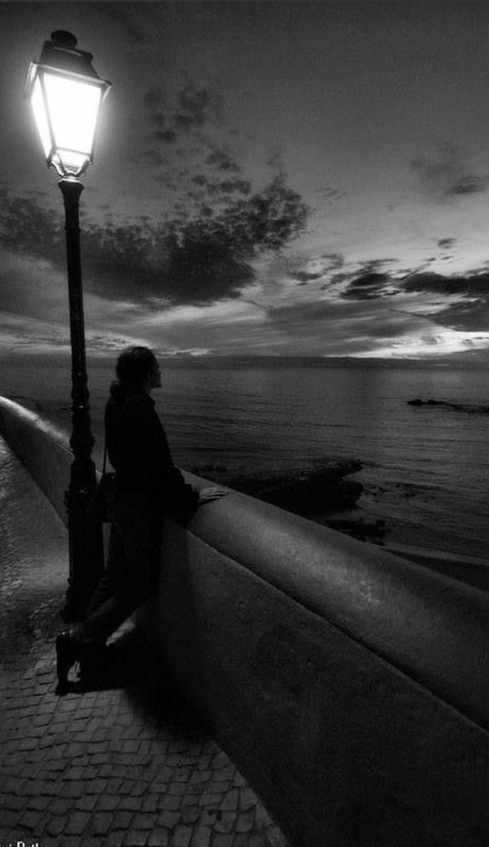 أيها الليل:

متناقضين أنا والليل 
نتسامر معاً 
 أبوح له و أثرثر وهو 
ينصت ويحفظ 
الأسرار!