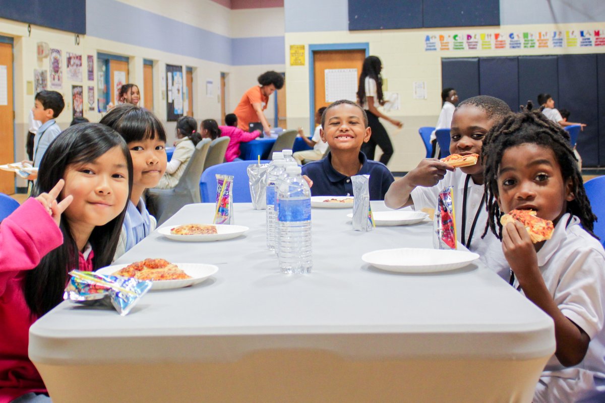 CatchUpAndRead's tweet image. 🍕🎒 Clifford Davis Elementary celebrated Pizza with the Principal thanks to @pizzahut! Students enjoyed pizza &amp;amp; received brand-new backpacks filled with supplies. 

#FortWorthISD #CatchUpAndRead #LiteracyforAll
