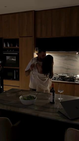 حضنك الدافئ
خارطة الطريق الوحيدة
 لإنهاء الحُزن في كُل ارجاء  حياتي..