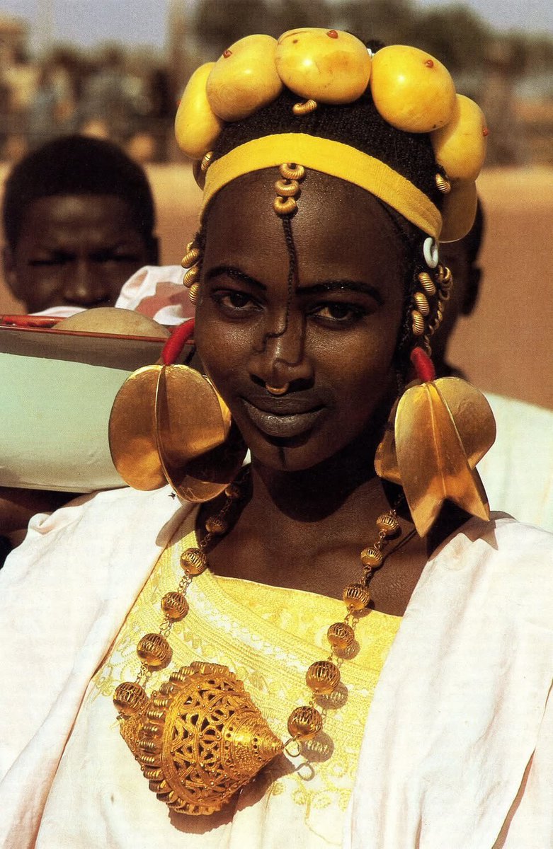 A woman adorned with gold ornaments, Mopti region, Mali (1989)

From “Gold of Africa. Jewellery and Ornaments from Ghana, Côte d’Ivoire, Mali and Senegal” by Timothy F. Garrard 

Photography by M. Renadeau.