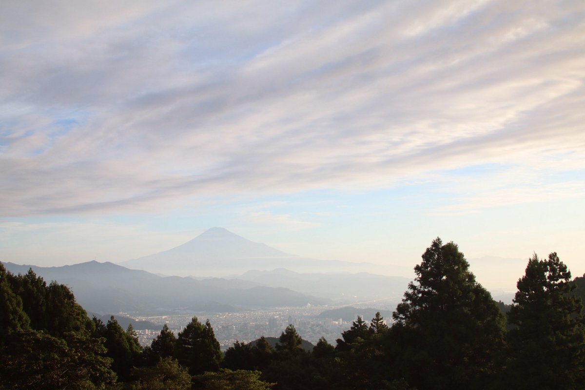 milkbarcojp's tweet photo. おはようございます。
空がだいぶ秋らしくなってきたような気がします。
今朝の山頂は風が無く穏やかで、秋の虫の鳴き声や鳥の囀りに包まれています。

山頂カフェ#110

#花沢 #花沢の里 #無人販売 #満観峰 #富士山 #mtfuji https://t.co/3LMZ7lmxRd