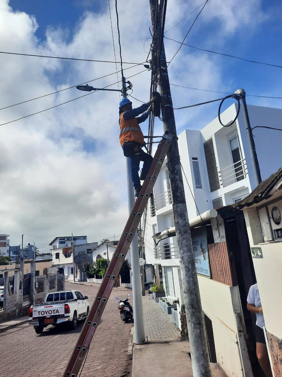 CNTinforma's tweet photo. Personal técnico de #Pichincha y #Galápagos trabajará en la Isla Santa Cruz hasta inicios de octubre, beneficiando a más de 150 hogares con instalaciones, migraciones y reparaciones.

Seguimos coordinando acciones para llevar servicios de última tecnología a cada rincón del país. https://t.co/TT95HyV3pA