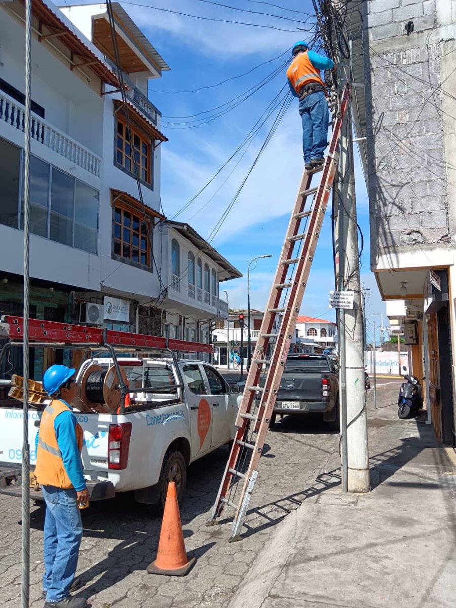 CNTinforma's tweet photo. Personal técnico de #Pichincha y #Galápagos trabajará en la Isla Santa Cruz hasta inicios de octubre, beneficiando a más de 150 hogares con instalaciones, migraciones y reparaciones.

Seguimos coordinando acciones para llevar servicios de última tecnología a cada rincón del país. https://t.co/TT95HyV3pA