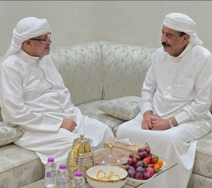 السلطان عبدالله بن عيسى ال عفرار رئيس المجلس العام لابناء المهره وسقطرى يستقبل في منزله اللواء احمد بن بريك قضية الجنوب بشكل عام والوضع الاقتصادي وما يخص المهره وسقطرى وحضرموت بشكل خاص كانت اهم ما اجتمع لاجله السيدان