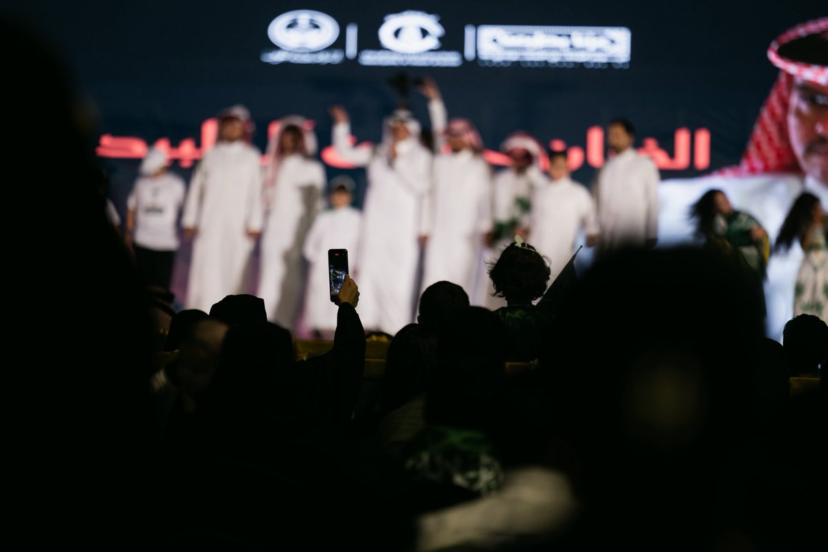 على خشبة المسرح، قصائد من فرحٍ وأنغام، هنا تجسّـد الفن كعبقٍ  من الأصالة، وبين الألوان والموسيقى تعانقت أصواتهم مع الجماهير، ليصنعوا سيمفونية وطنٍ خالدة.💚

#اليوم_الوطني_السعودي95
#بلدية_محافظة_دومة_الجندل