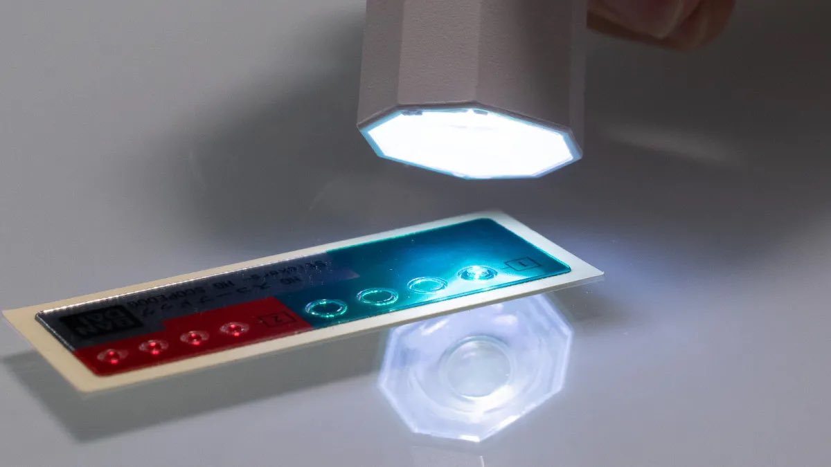 ウェーブ」より発売された、「HG UV硬化接着剤（クリアー）」。プラモデルに付属しているシールなどに盛れば、あっという間にきらりと光るクリアーセンサーも爆誕！

【工具レビュー】究極の透明度を実現した接着剤「ウェーブ HG UV硬化接着剤（クリアー）」 nippper.com/2025/09/122688/ <a href="/NippperCom/">nippper.com</a>より