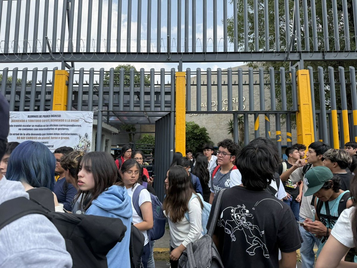 AztecaNoticias's tweet image. #IMPORTANTE | Fue desalojada la Prepa 6 de la #UNAM por amenaza de #bomba y por la supuesta presencia de encapuchados armados.

aztecanoticias.info/48DQ214