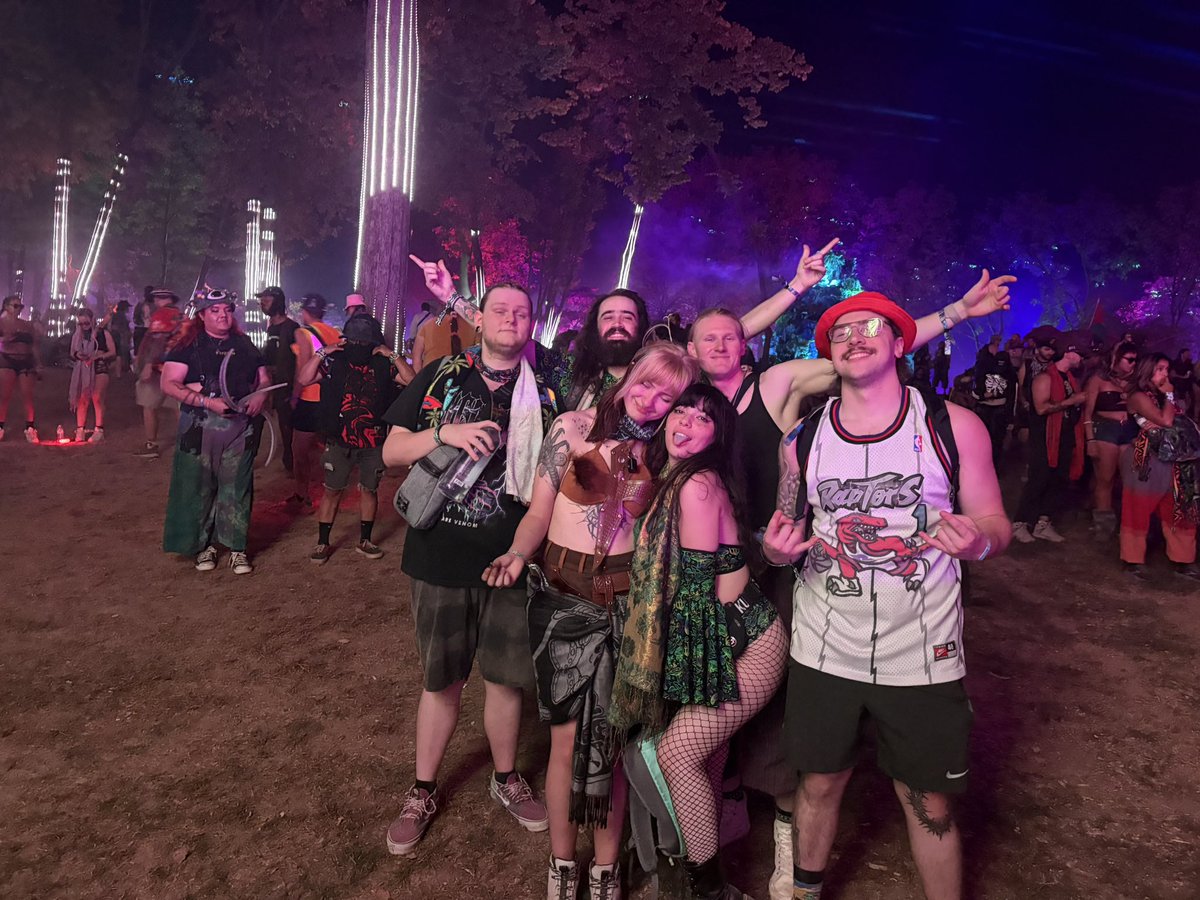 fuckass's tweet photo. Best weekend i could’ve asked for 🦖🌋 https://t.co/lViPTEka01