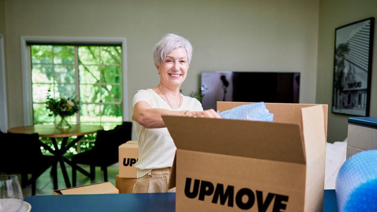 UpmoveAU's tweet photo. Moving glassware? 🥂 Pack upright, wrap each piece, &amp; fill gaps to stop shifting. 

👀 Arrive with a full set, not shards. #Movingtips #howtopackfragileitems #Upmove https://t.co/WAwLUUYRDr