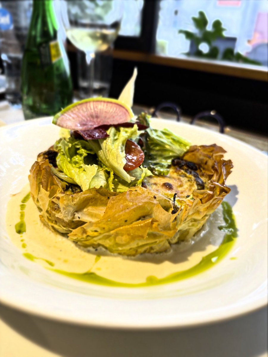 Tarta de chilacayote y pasta filo. Con salsa de vino blanco y aceite de hojas de higuera.
#opciónvegetariana