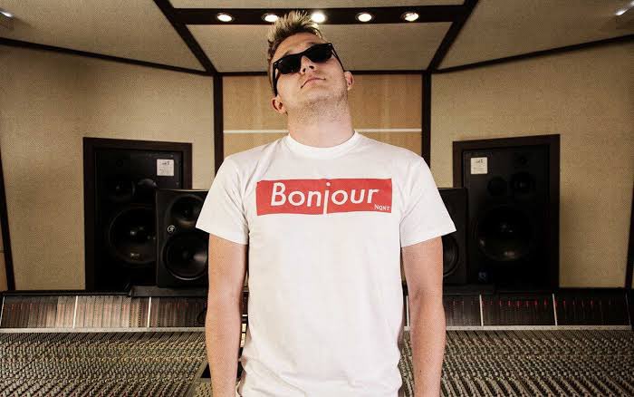 NQNT 2 fête ses… 10 ANS ! 🎉

Joyeux anniversaire à ce projet et ses nombreux classiques : Bonjour, Selfie, Promesse, Urbanisme…

10 ans… ça nous rajeunie pas <a href="/vald_ld/">VALD</a> !