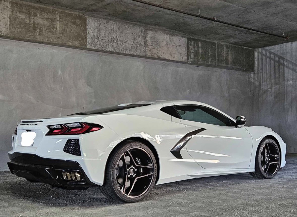 yepitsconner's tweet photo. Tri-spokes look ridiculously good on a C8, holy hell 🤯 https://t.co/20g21xi1P5