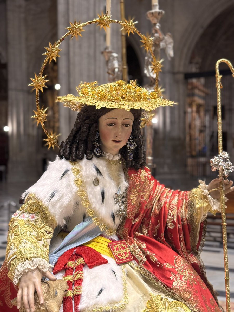 PastoraSMarina's tweet photo. 🔵 LA DIVINA PASTORA EN LA CATEDRAL

Anunciando la Giralda las 12 de la noche, la Divina Pastora ha entrado hasta el interior de la Catedral, tras ser ataviada por su vestidor y camareras, junto a las camareras honorarias, las monjas del Convento de la Encarnación, lugar en el que la Santísima Virgen ha permanecido desde el pasado domingo.

La espera se acorta, en este camino hasta la Coronación.

Bendita sea mil veces,
Pastora tan soberana.

#PastoraCoronada