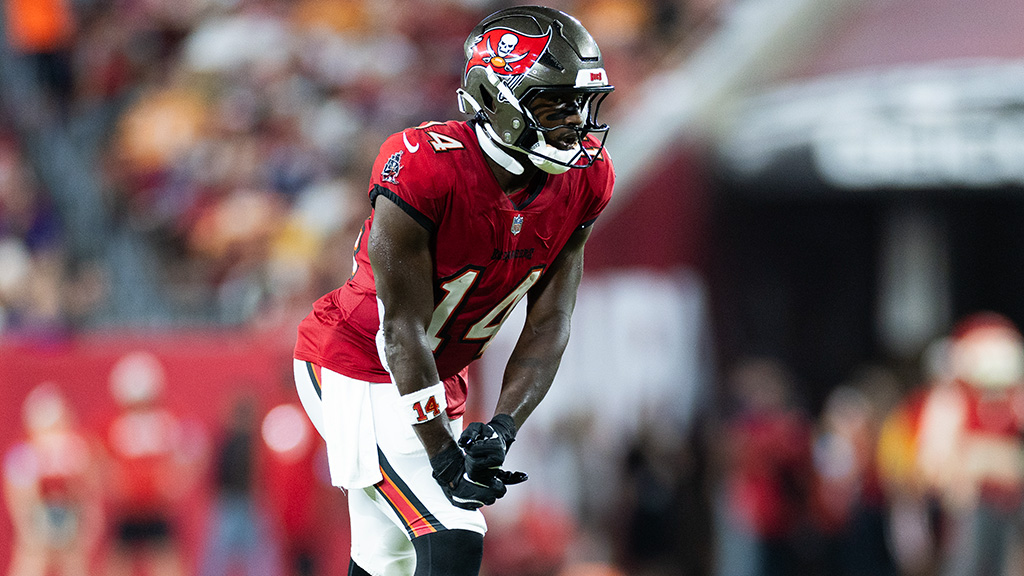 AroundTheNFL's tweet photo. Bucs' Chris Godwin practices fully on Wednesday 

https://t.co/anmOr0mXdZ https://t.co/NAULBdfMo5