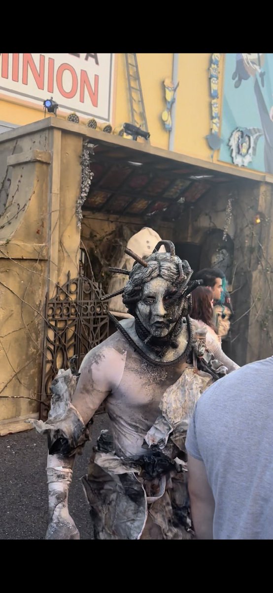 👻 Origins of Horror is back at HHN 2025 — one of the creepiest entrance scarezones yet. Gargoyles, living statues, and full atmosphere. My full walkthrough &amp; review 🎃👇

youtube.com/shorts/xBc-K61…

#HHN #HHN2025 #HalloweenHorrorNights #UniversalOrlando #HorrorCommunity