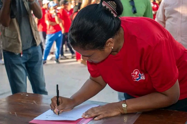 YanetsyTerry's tweet photo. Con las primeras luces de la mañana de este 24 de septiembre, iniciamos en #ProvinciaGranma los actos de reafirmación y suscripción de firmas en respaldo al pueblo venezolano #CubaConVenezuela. @PartidoPCC @AsambleaCuba @PresidenciaCuba @GobiernoCuba @GobiernoGranma @teleSURtv https://t.co/UL2SJtu8YW