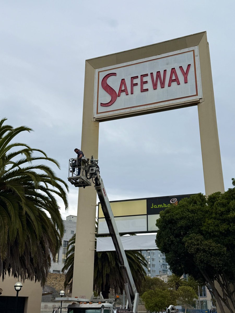 Down comes Church &amp; Market Safeway neon lights to be replaced by lame LEDs.