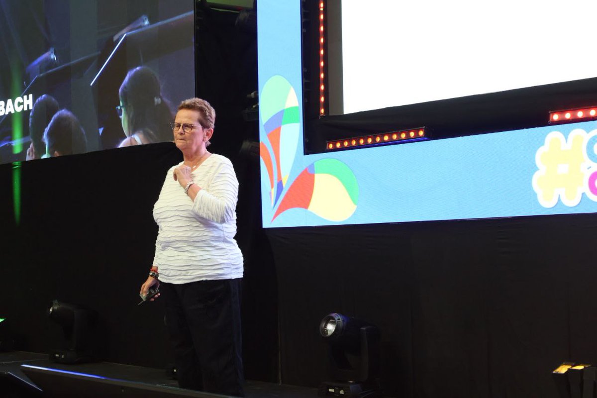 En la #CumbreCartagena 🇨🇴, <a href="/GiselaRubach/">Gisela Rubach</a>  presentó “Metaestrategia Política”, advirtiendo que vivimos entre algoritmos, memes y emojis, donde el miedo mueve todo y urge poner ética y valores en el uso de la IA. 🤖 <a href="/CumbreCP/">CumbreCP</a> <a href="/CumbreOnline/">Cumbre.Online</a> 
#IA #ComunicaciónPolítica #SomosSufragio