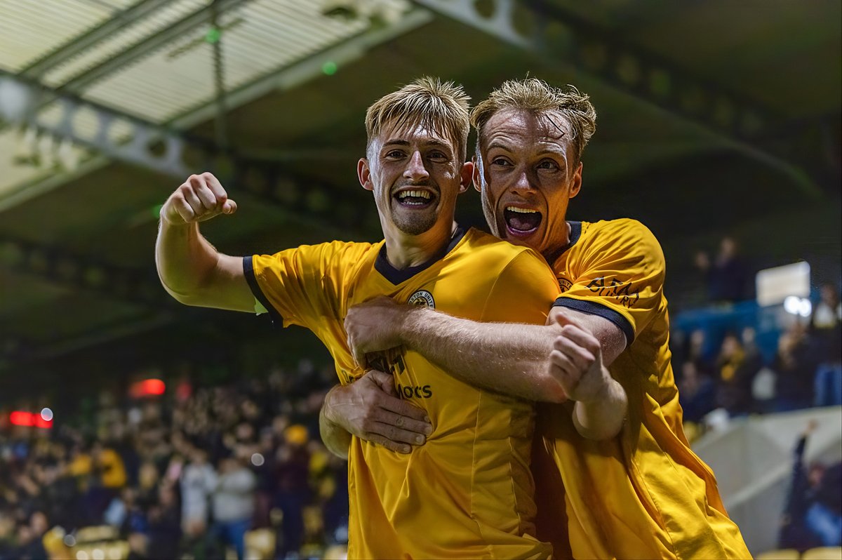 📸 MATCH ACTION: A huge win under the lights! <a href="/1bray_c/">Chris Bray</a> captured the <a href="/_JordanCropper/">Jordan</a> and <a href="/Dylanhill_24/">Dylan</a> smiles: