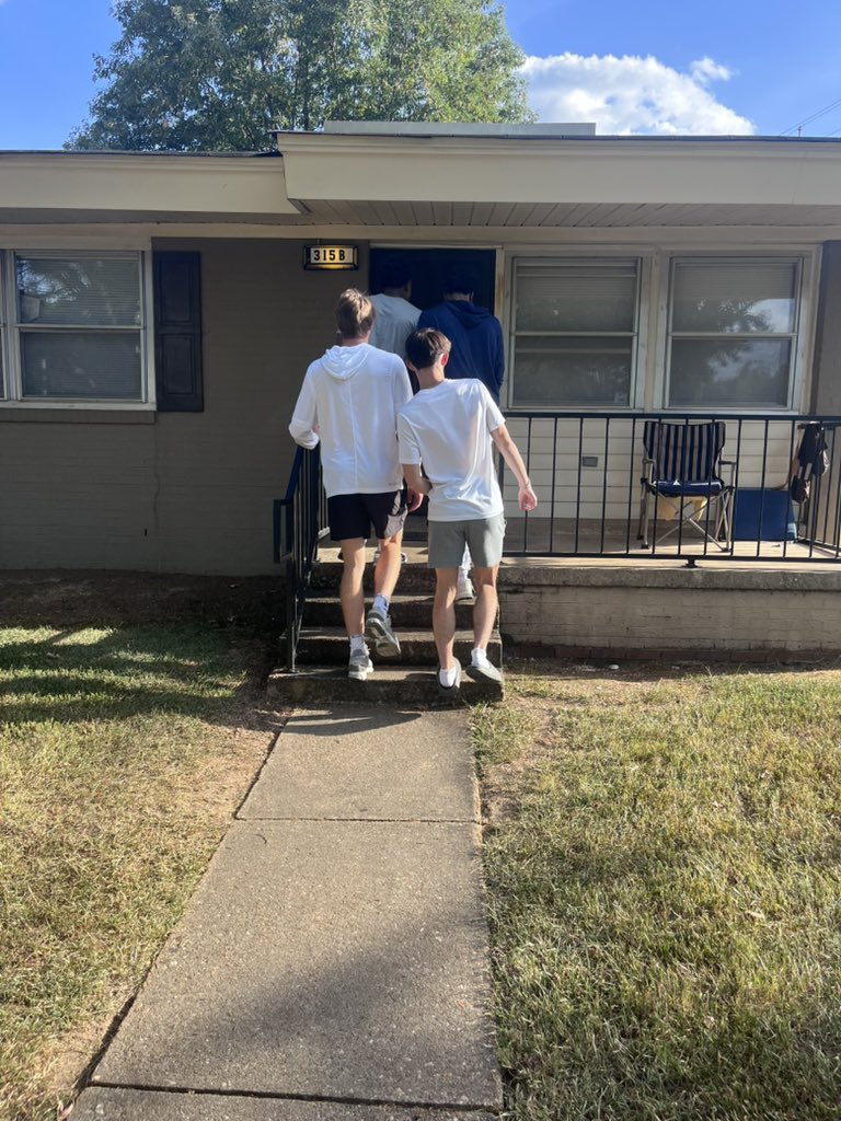 WarEaglePastor's tweet image. Just @AuburnMBB players out displaying a culture of faith and family.  Today we hit up the Boys &amp;amp; Girls Club serving the kids, then ventured out in the community to encourage, pray over, and share their faith with others.  All on their off day! Love this team!! #FaithIsKey