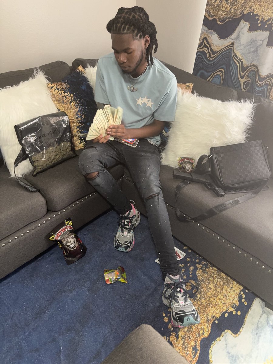 LeeskiB2JBK's tweet photo. put it on everyday #stl #ptso #designer #goat #richjunkie https://t.co/45uWdpUzRE