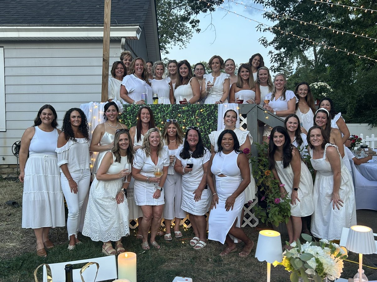 caseylynnrdh's tweet photo. @DinerEnBlancCIN we missed you this year so we did our own! 🥂✨🤍🫧🎶
We did everything from the napkin wave, champagne toast, dancing to an awesome band and party favors! @DinerEnBlancINT https://t.co/Wyr6nuAv2y