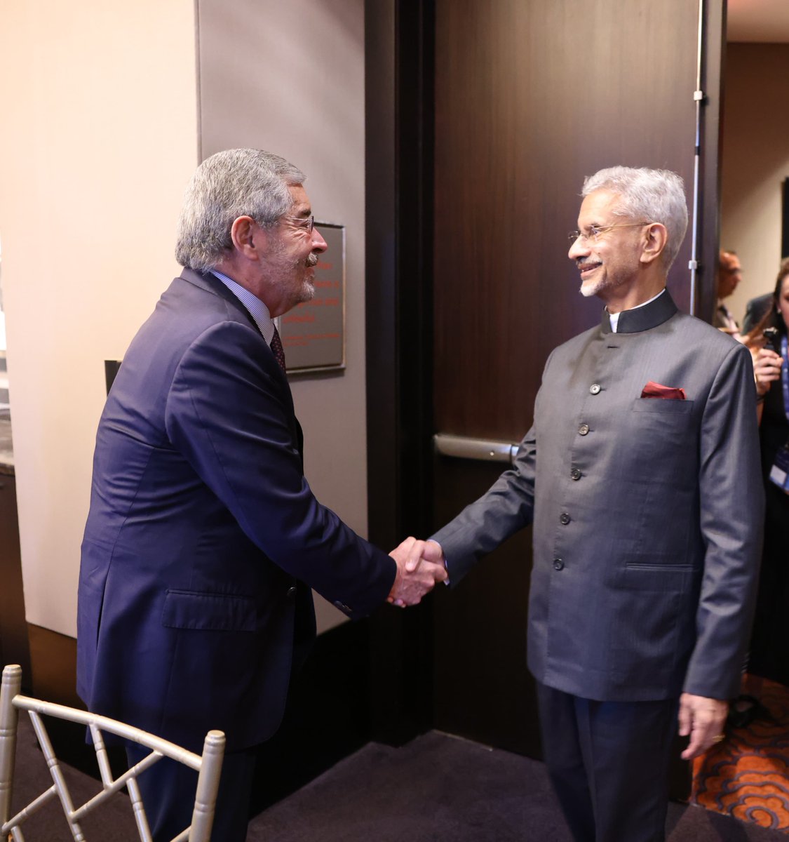 DrSJaishankar's tweet photo. Delighted to meet Juan Ramón de la Fuente, Secretary of Foreign Affairs of Mexico in New York today. 

We agreed to build on our recent exchanges and create a fresh roadmap for strengthening our bilateral ties. 

🇮🇳 🇲🇽 
#UNGA80 https://t.co/3xaOUfj2nJ