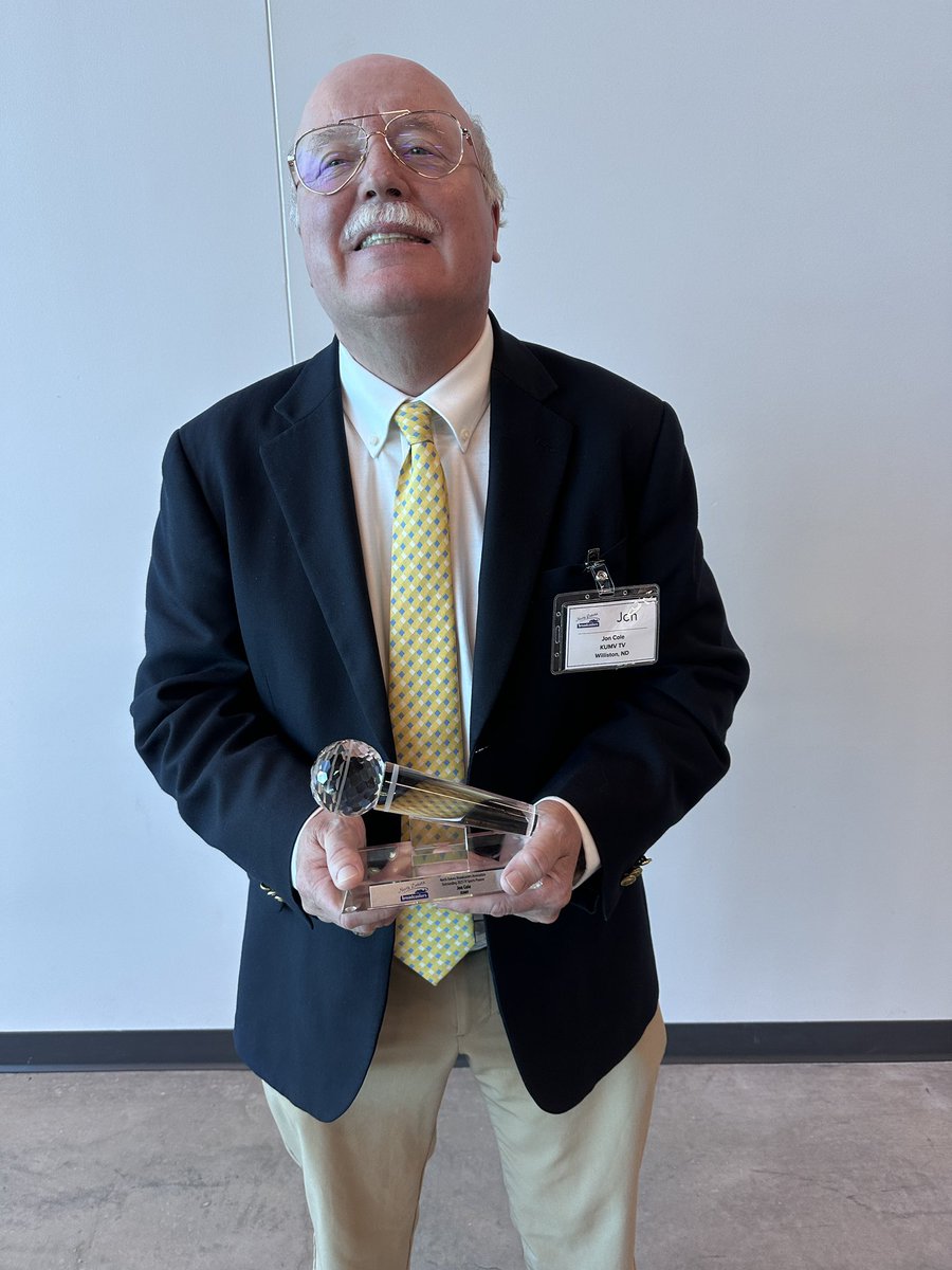 Jody_Kerzman's tweet image. I got to see two of my favorite sports guys of all time today!

Congrats to Jon Cole for being honored with the Pioneer Award. So well deserved!

kfyrtv.com/2025/09/24/jon…