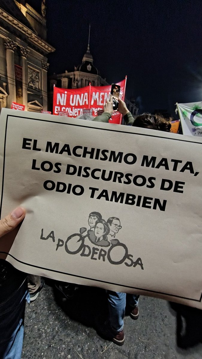 Ahora en la Plaza de Flores.
Las pibas salimos a la calle. 

#JusticiaPorLasPibas
#ElEstadoEsResponsable
