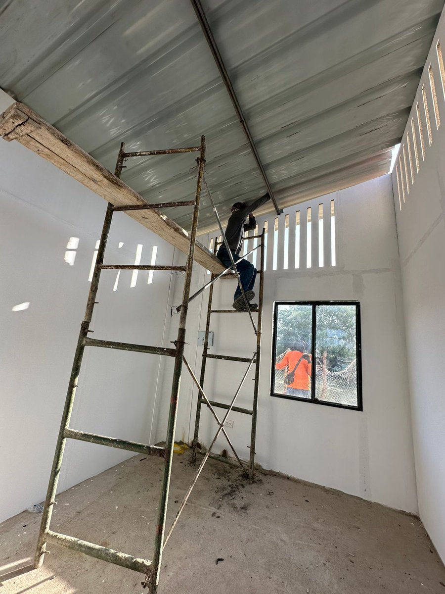 HelgaMaRivasAr's tweet photo. 👋 ¿#SabíasQue ahora mejorar la vivienda también puede ayudar a cuidar el planeta y ahorrar dinero en los recibos? 💡💧

Con el lanzamiento de la Guía de Estrategias de Sostenibilidad y Resiliencia para los Mejoramientos de Vivienda en Colombia 🏡, en el Gobierno del Cambio #ConDignidadCumplimos, a través de @Minvivienda.  

Este documento contiene ideas útiles como usar bombillos LED, aprovechar el agua lluvia, elegir materiales duraderos y apoyar a la ferretería del barrio.

Un pequeño cambio en tu vivienda puede generar grandes cambios en tu entorno.  

Aquí puedes descargar la guía 👉 https://t.co/1Y04L5uslx