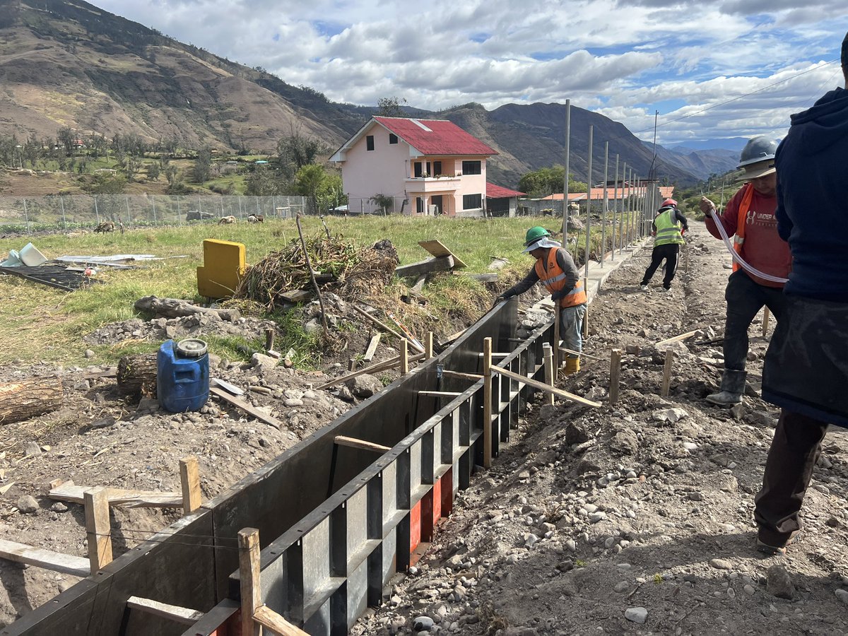 ¡Más asfalto para #Azuay, más desarrollo para nuestra gente! 🙌🏽

👷🏽Junto a nuestro prefecto <a href="/jotalloretv/">Jota Lloret Valdivieso</a> y el alcalde de Girón, Cristian Ochoa Carchi verificamos el avance del mejoramiento asfáltico de las calles céntricas de este cantón. 

#Transformamosvidas
#JotaPrefecto
