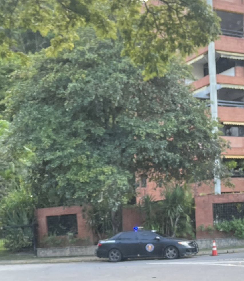 Patrullas del SEBIN hoy en el perímetro de la embajada de EEUU en Caracas.