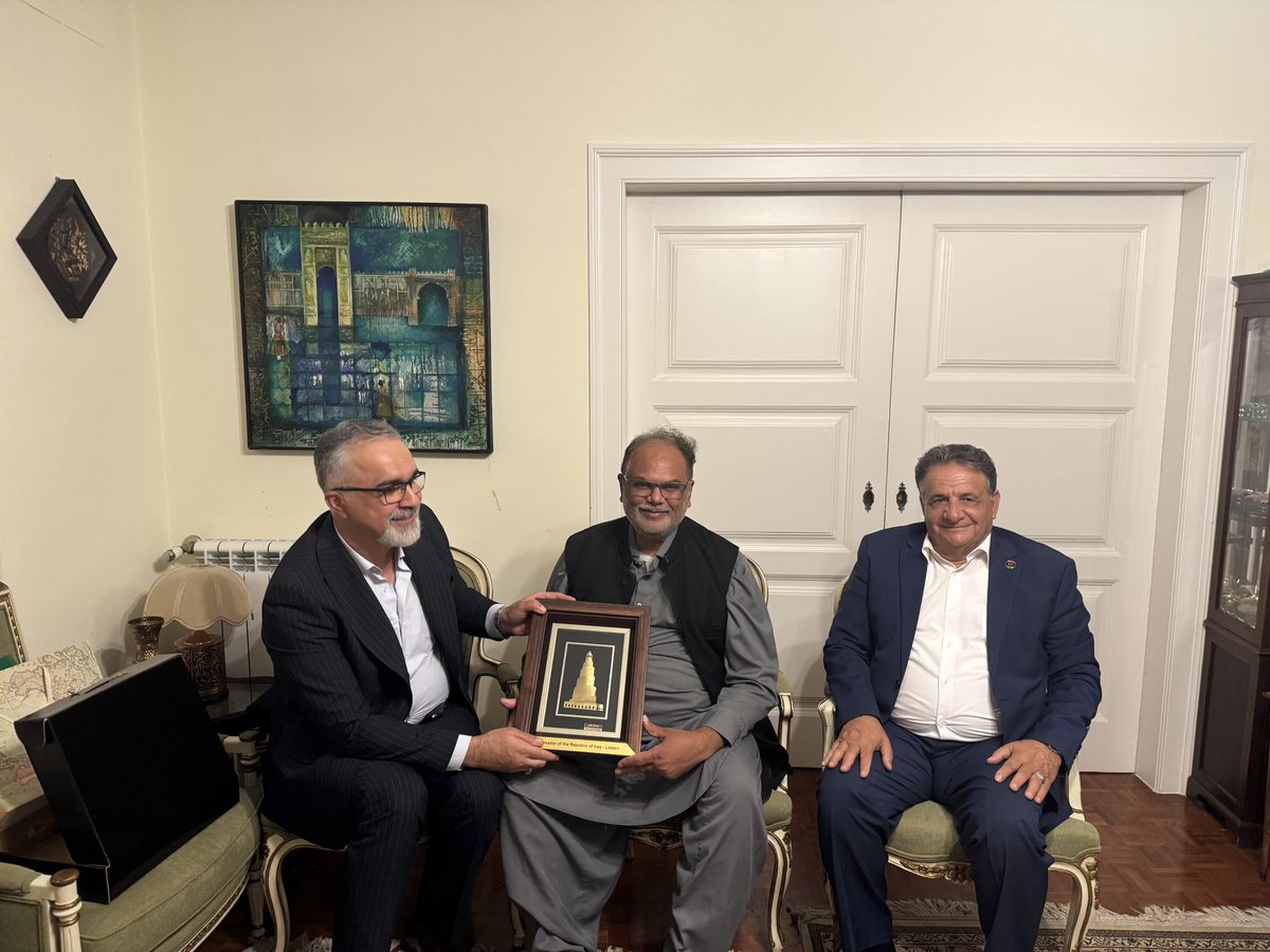 في وداع سعادة سفير باكستان 🇵🇰 البروفيسور د. محمود خالد، تشرفت رفقة أخي سعادة سفير ليبيا 🇱🇾 د. سعد عقوب بزيارته قبيل مغادرته عائدا لبلده.
كان لقاءً مفعمًا بالود والألفة، استحضرنا فيه ما جمعتنا من ذكريات في ساحة عملنا ، كذلك فيما يمتلكه من خبرة أكاديمية وتجربة ثرية في مجال الطب.