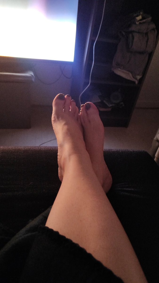 Alice281023's tweet image. Venez raquez pour moi, je dois me refaire une pedicure💅🏻💸
10 euros d&apos;offrande pour me parler 😘
#soumis #argent #raquer