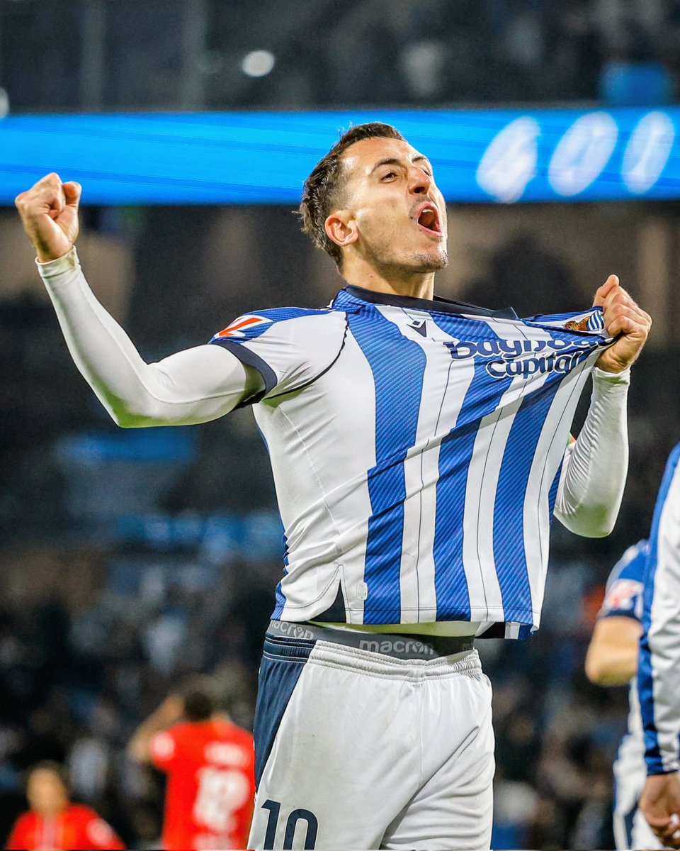 Deberíais besar por donde pisa... 🙌🙌🙌🤫🤫🤫
📷 #RealSociedad