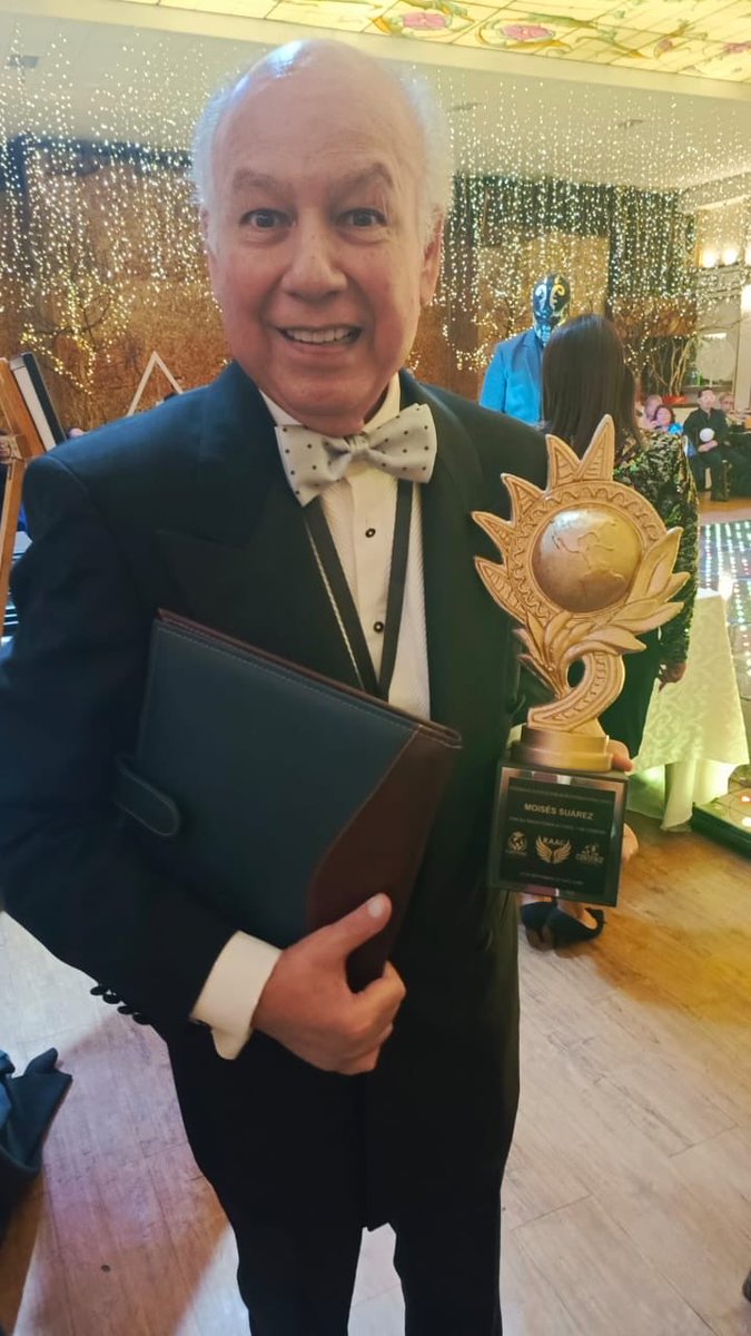 Moisés Suárez (@moisessuarezofi) on Twitter photo Gracias #PremiosRAAG por este reconocimiento a mi trayectoria artística. Gracias #PremiosRAAG por este reconocimiento a mi trayectoria artística.