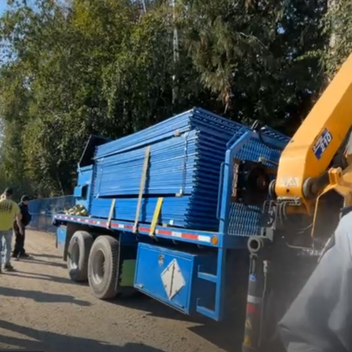 BREAKING 🚨: A commercial truck carrying stacks of privacy fences has arrived at the BC Ostrich farm. The RCMP has worked tirelessly to block people from recording the atrocity the government is about to commit.

The CFIA / RCMP have constructed a hay wall to trap and presumably