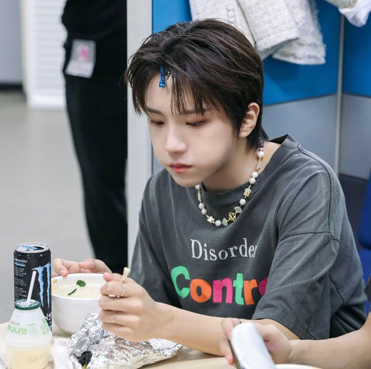 여자라면 밥 먹는 김운학