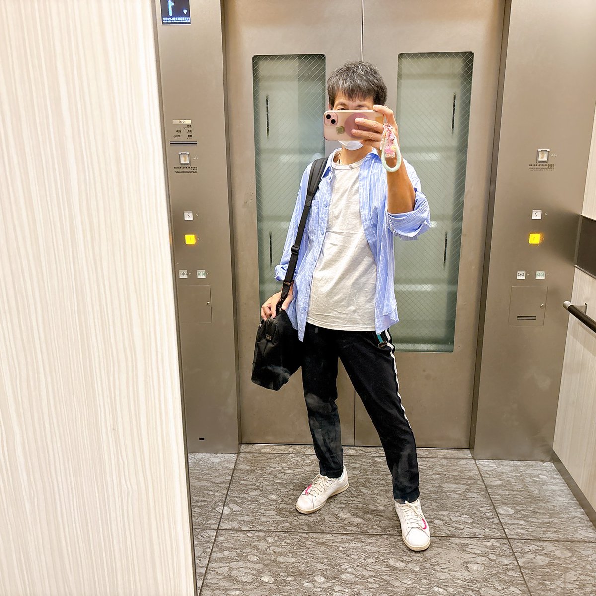 HajimetanizakiF's tweet photo. おはようございます✨
シャツを着ないとさすがに肌寒い🍂👕🥶
Y-shirt│#SENSEOFPLACE
T-shirt│#ALOYE
Bottoms│#ZARA
Shoes│#adidas
#コーデ記録
#50代メンズファッション 👔 https://t.co/PcOBHuD6Ym