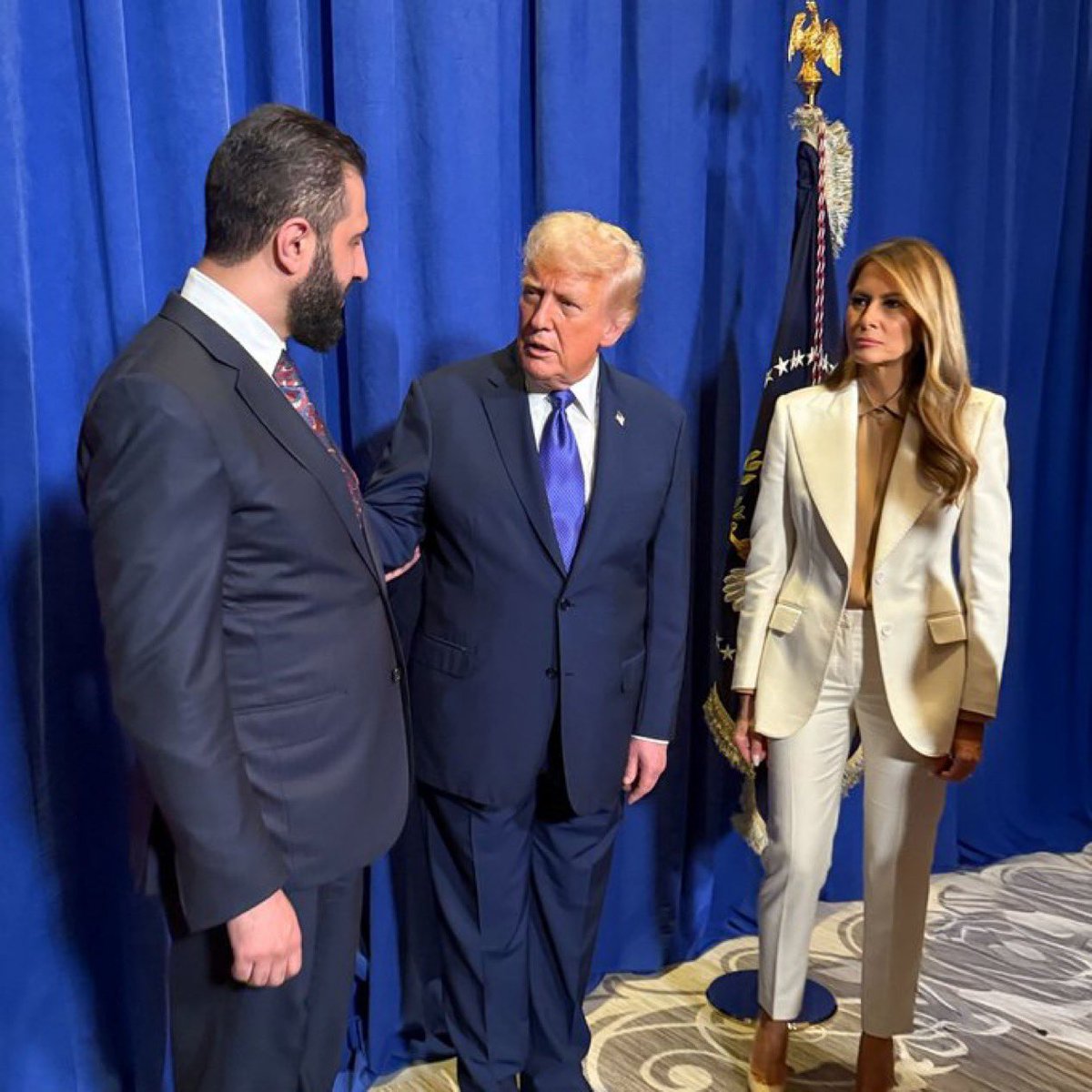 Melania Trump’un bakışlarına bakın, sanki ıssız bir yerde yabani bir hayvanı seyrediyor gibi.